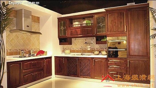 (原价4798元/米)(送标准上柜) 门板类型:纯实木门板 台面类型:星蒙生活家复合亚克力台面 (台面可灵活升级) 推荐产品描述: 实木系列橱柜,门板采用樱桃木、金丝桦、赤杨木、柚木、橡木、水曲柳等木种为材料,采用先进的实木橱柜门加工工艺,可做出东方系列、巴洛克系列等各种工艺造型的橱柜门板,适合欧式、古典等装修风格的厨房选用,亦是高档装修厨房配套的首选,纯天然的木料,营造出主人追求尊贵、环保、健康的生活心境。推荐指数 配置简略介绍