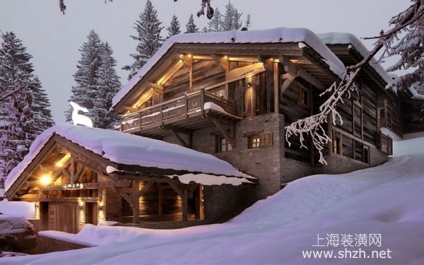 在滑雪场感受冬季恋歌 温馨雪山小木屋