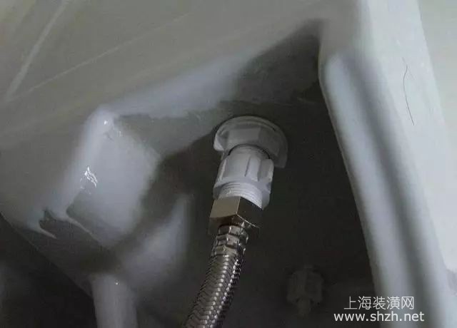 水管安装好,然后再接头处用生料带固定好,这样做是为了不让之后马桶