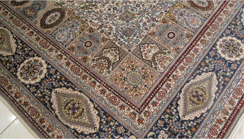 温馨提示: 手工毯的保养和清洗 The Maintenance and Cleaning of Silk Carpet 为确保丝毯历久常新,我们建议您在日常使用丝毯中注意以下几点: To retain your carpets good appearance and prolong its life, we suggest you follow these basic suggesti: 1.铺毯Placing the silk carpet 可以选一块衬垫铺在真丝地毯下,这样能使真丝地毯尤其高密度真丝地
