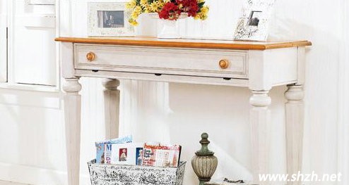 古典式的玄關桌裝飾