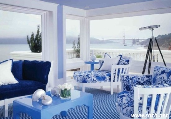 青花瓷色彩裝飾的居室 制造了清涼舒適的度假風(fēng)