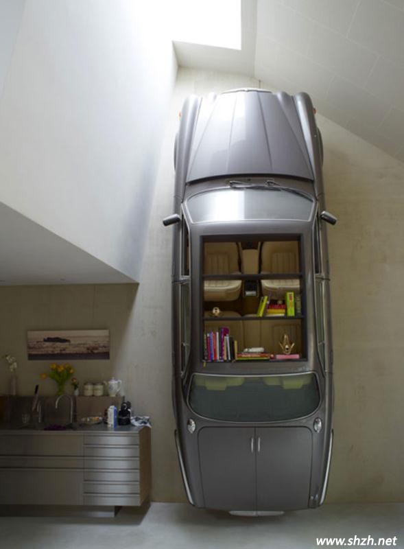 挂在墙上的汽车模型书架