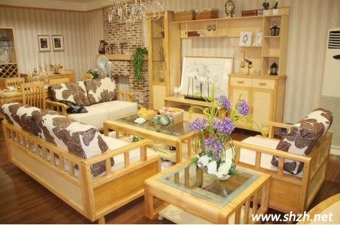 简洁大方舒适的实木与布艺结合沙发