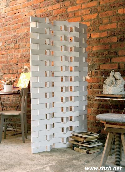 白色木质砖块搭砌成的屏风