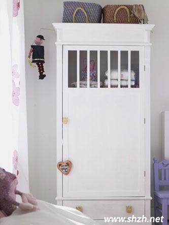白色儿童衣柜