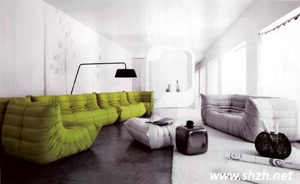   回歸自然在近幾年的裝修設(shè)計(jì)中被賦予新觀念，綠色是最能代表大自然的顏色，更是夏日盎然氣息的重要點(diǎn)綴，以具有高亮度與彩度的嫩綠色系居家用品為擺設(shè)，整體視覺如同送走寒冷的冬季，迎接大地充滿生生不息的朝氣，讓整個(gè)空間充滿愉悅感。  造型獨(dú)特的雙腳椅，以高密度泡棉材質(zhì)打造一體成行，無接縫而富有彈性的特色座椅。  系統(tǒng)櫥柜運(yùn)用大地綠色背板，讓居家整體營(yíng)造出自然休閑風(fēng)的感覺，并利用深淺色澤傳達(dá)居家生活的層次與質(zhì)感。  戶外生活是現(xiàn)代人不可或缺的心靈要素，透過充滿大自然綠意的戶外家具，讓居家的戶外或某個(gè)角落都有戶外生活的休閑情調(diào)。  在居家空間中換上季節(jié)色彩其實(shí)無需大費(fèi)周章，例如一個(gè)雅樸陶瓷花器再點(diǎn)綴翠綠的墻面，讓空間協(xié)調(diào)而充滿自然氣息。  以白色墻面，灰色地板為基調(diào)的居家空間，讓整體主調(diào)落在綠色的縐摺沙發(fā)，大器不失質(zhì)感。   在如此附有朝氣的居家空間內(nèi)，人的心情也無形的變得更加美好。對(duì)待學(xué)習(xí)和工作也會(huì)更加有熱情。 