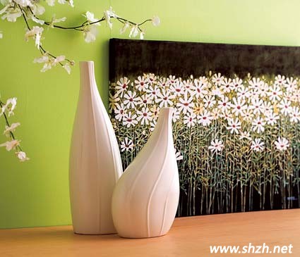   回歸自然在近幾年的裝修設(shè)計(jì)中被賦予新觀念，綠色是最能代表大自然的顏色，更是夏日盎然氣息的重要點(diǎn)綴，以具有高亮度與彩度的嫩綠色系居家用品為擺設(shè)，整體視覺如同送走寒冷的冬季，迎接大地充滿生生不息的朝氣，讓整個(gè)空間充滿愉悅感。  造型獨(dú)特的雙腳椅，以高密度泡棉材質(zhì)打造一體成行，無接縫而富有彈性的特色座椅。  系統(tǒng)櫥柜運(yùn)用大地綠色背板，讓居家整體營(yíng)造出自然休閑風(fēng)的感覺，并利用深淺色澤傳達(dá)居家生活的層次與質(zhì)感。  戶外生活是現(xiàn)代人不可或缺的心靈要素，透過充滿大自然綠意的戶外家具，讓居家的戶外或某個(gè)角落都有戶外生活的休閑情調(diào)。  在居家空間中換上季節(jié)色彩其實(shí)無需大費(fèi)周章，例如一個(gè)雅樸陶瓷花器再點(diǎn)綴翠綠的墻面，讓空間協(xié)調(diào)而充滿自然氣息。  以白色墻面，灰色地板為基調(diào)的居家空間，讓整體主調(diào)落在綠色的縐摺沙發(fā)，大器不失質(zhì)感。   在如此附有朝氣的居家空間內(nèi)，人的心情也無形的變得更加美好。對(duì)待學(xué)習(xí)和工作也會(huì)更加有熱情。 