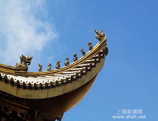 中国传统建筑中屋角檐部采用向上翘起的形式,称之为"飞檐.
