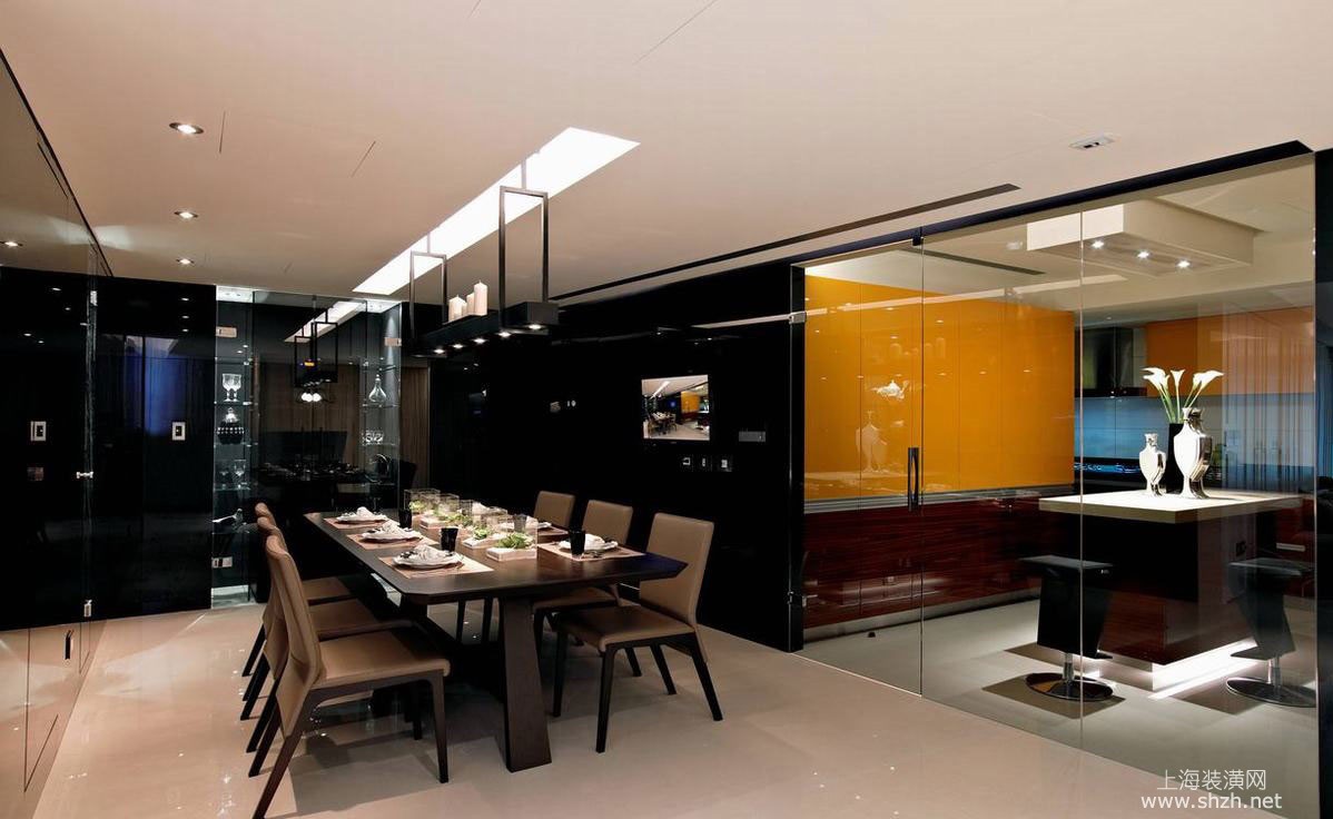餐厅墙面透过大面积黑镜及玻璃打造,延伸视觉景深,提升空间放大感