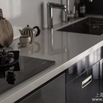 工业风厨房配色指南：避开冰冷陷阱，解锁质感混搭方案