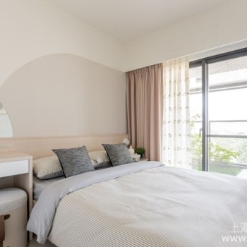 床头柜做到顶太压迫？这样设计卧室空间翻倍还更好收纳【干货】