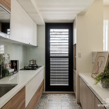 玻璃烤漆防溅板真的好用吗？优缺点、安装要点、保养方式全解析