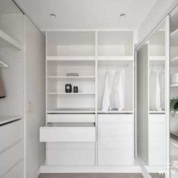 卧室收纳不再乱！这几种衣柜设计，让空间翻倍整洁又高级