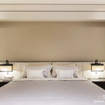 主卧想要高级又放松？宁静系配色这样做，新手也能一次装对