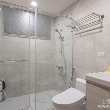 老浴室翻新全攻略：卫生间改造流程、防水防霉、预算避坑一次讲清