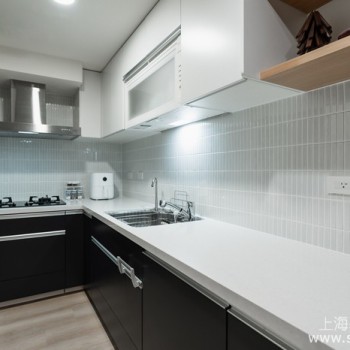 厨房烤漆玻璃怎么样？优缺点、价格、安装细节一次说清，装修前先看