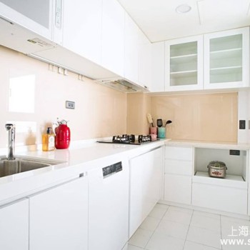 拒绝“智商税”！预算吃紧怎么装出“显贵”厨房？这篇干货请收好