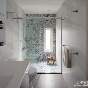 卫生间隔墙用什么材料好？玻璃、半墙、玻璃砖、浴帘怎么选【装修干货】