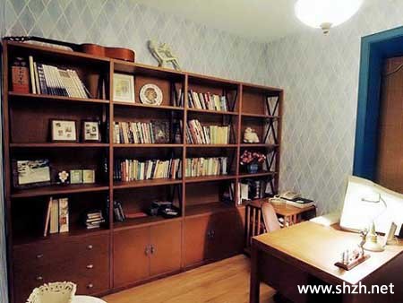 暖色书房楼梯实景图