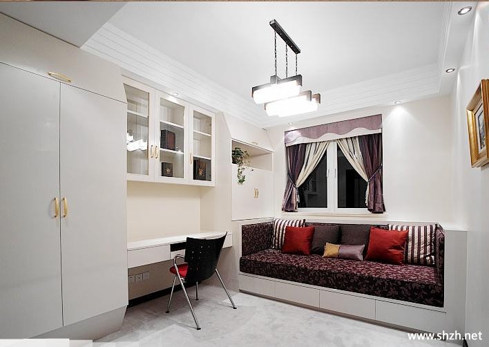 暖色书房写字台