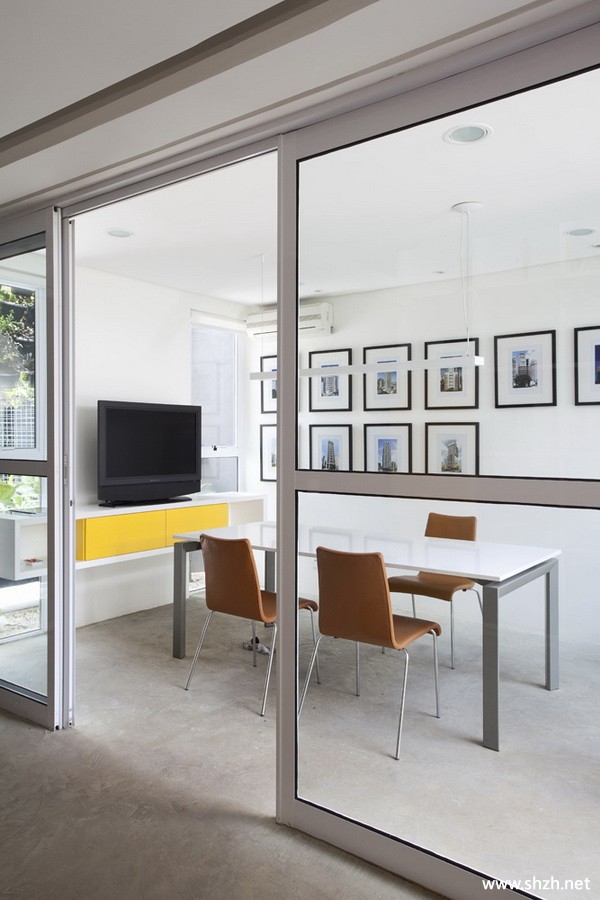 现代会议室实景图