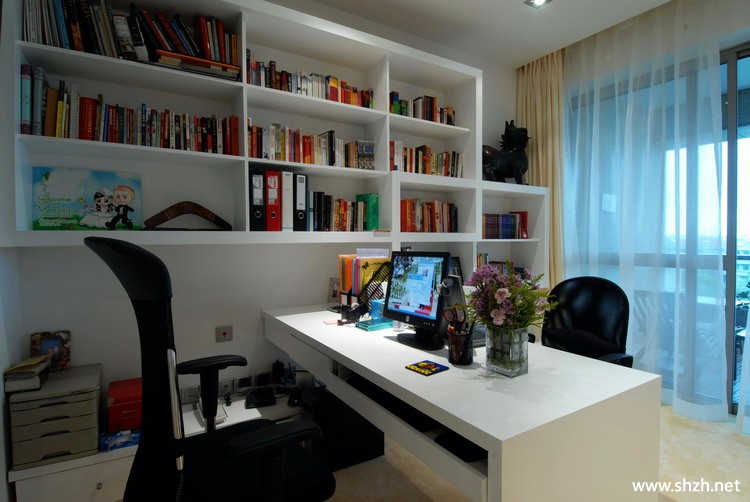 现代简约书房实景图