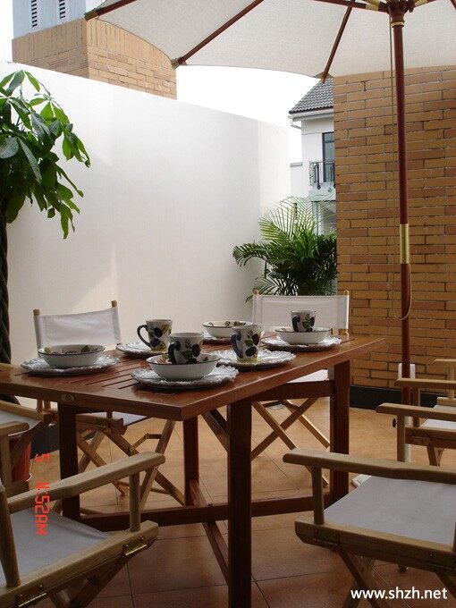 简约餐桌实景图