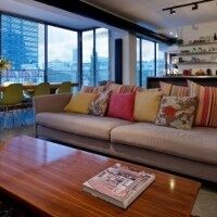 现代中性色客厅厨房餐厅飘窗沙发餐桌大户型实景图