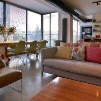 现代中性色客厅餐厅厨房沙发餐桌大户型实景图