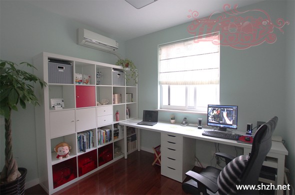 现代书房写字台实景图