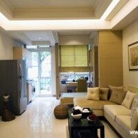 现代客厅厨房卧室阳台/飘窗沙发中户型实景图
