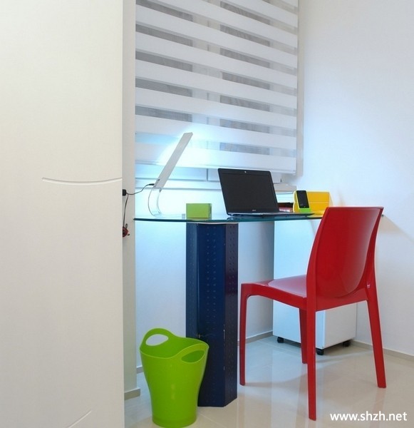 现代书房写字台实景图