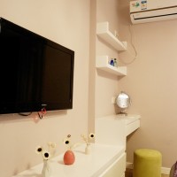现代暖色客厅壁橱电视柜实景图