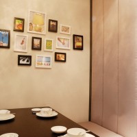 现代暖色餐厅餐桌装饰画实景图