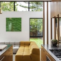 现代简约客厅沙发厨房橱柜实景图