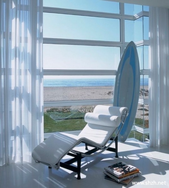 现代休闲娱乐室沙发装饰摆件实景图