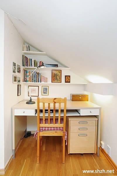 现代书房阁楼写字台实景图