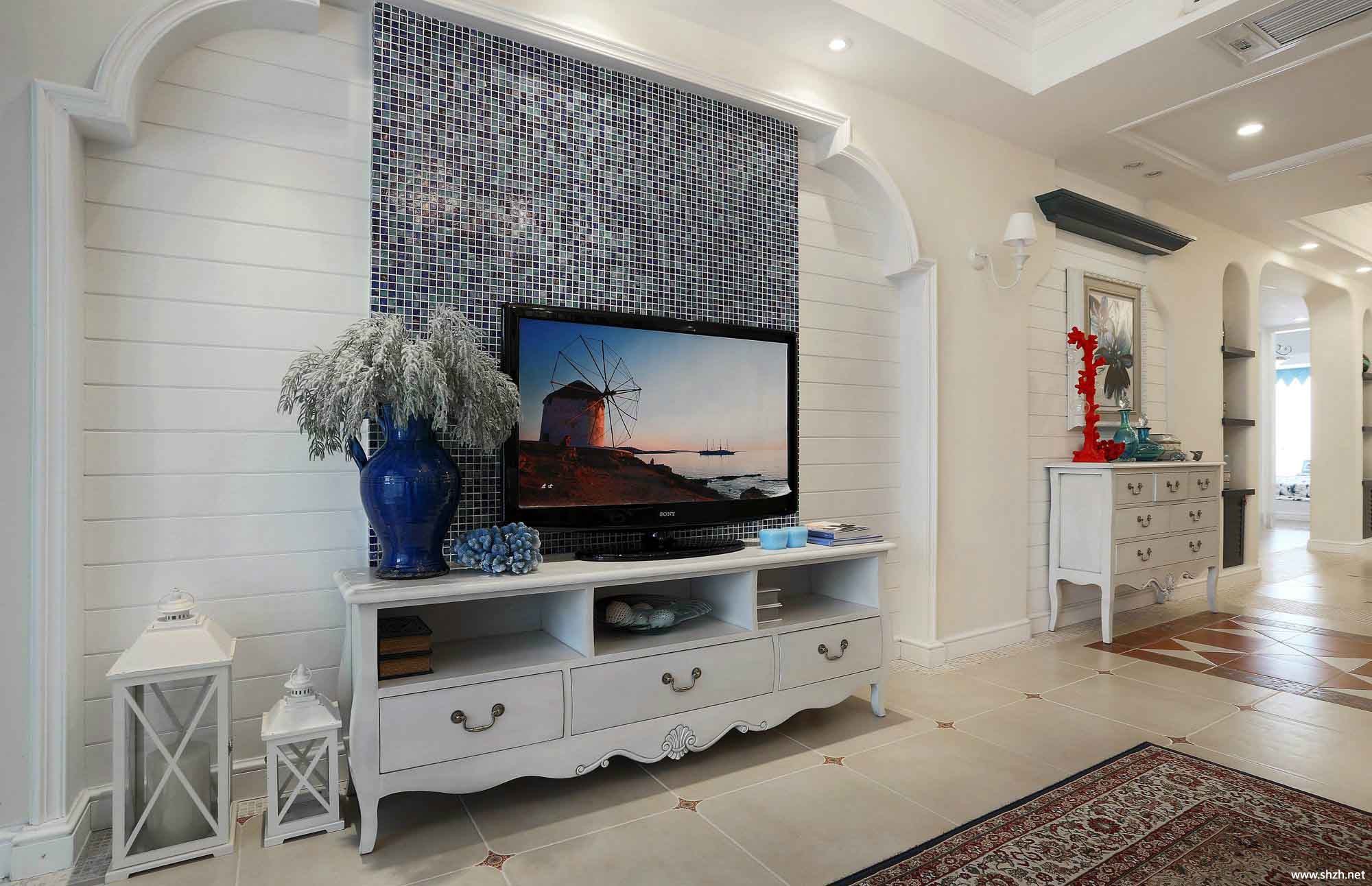 电视墙采用经典的岩板+格栅+悬空柜的形式，电视柜悬空布局视觉更加轻盈，结合现在流行的木格栅，打造自然-家居美图_装一网装修效果图