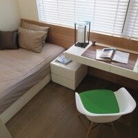 现代中户型卧室床写字台