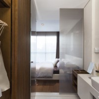 现代简约复式卧室卫浴间图片