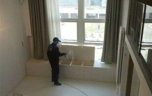 双子座~小镇印象-给家庭业主进行室内甲醛处理中